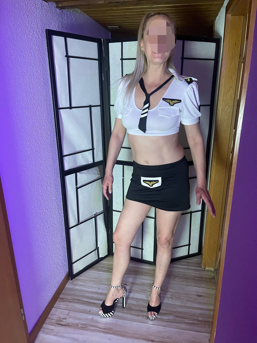 Lady Karla im Piloten-Outfit
