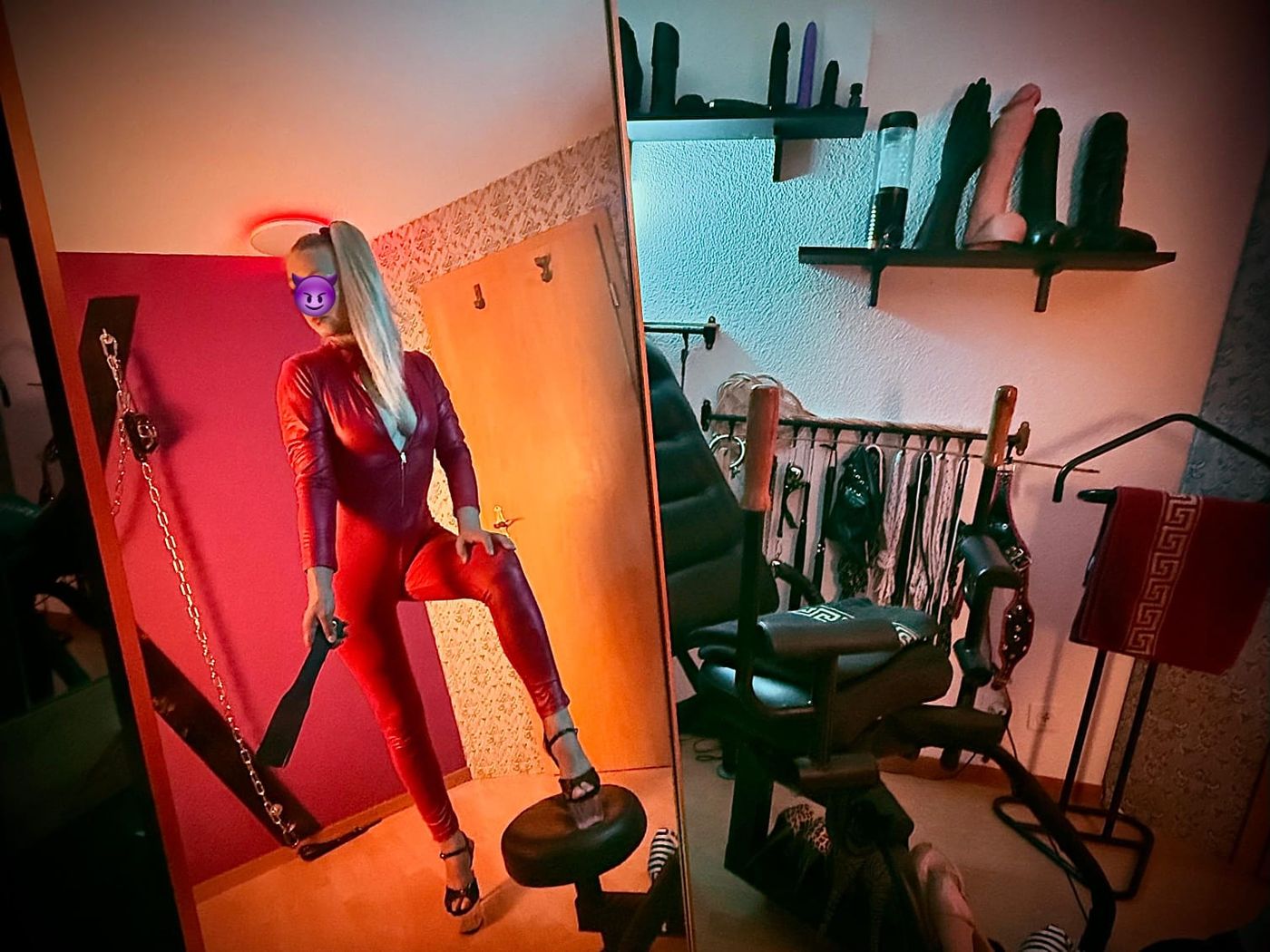 Lady Karla im roten Catsuit in ihrem Studio